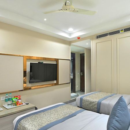 Hotel Sapphire House - 3 Mins Walk From Metro And 5 Mins From Rail Station Нью-Дели Экстерьер фото