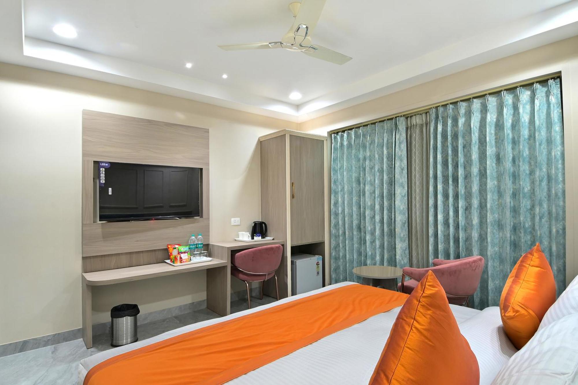 Hotel Sapphire House - 3 Mins Walk From Metro And 5 Mins From Rail Station Нью-Дели Экстерьер фото