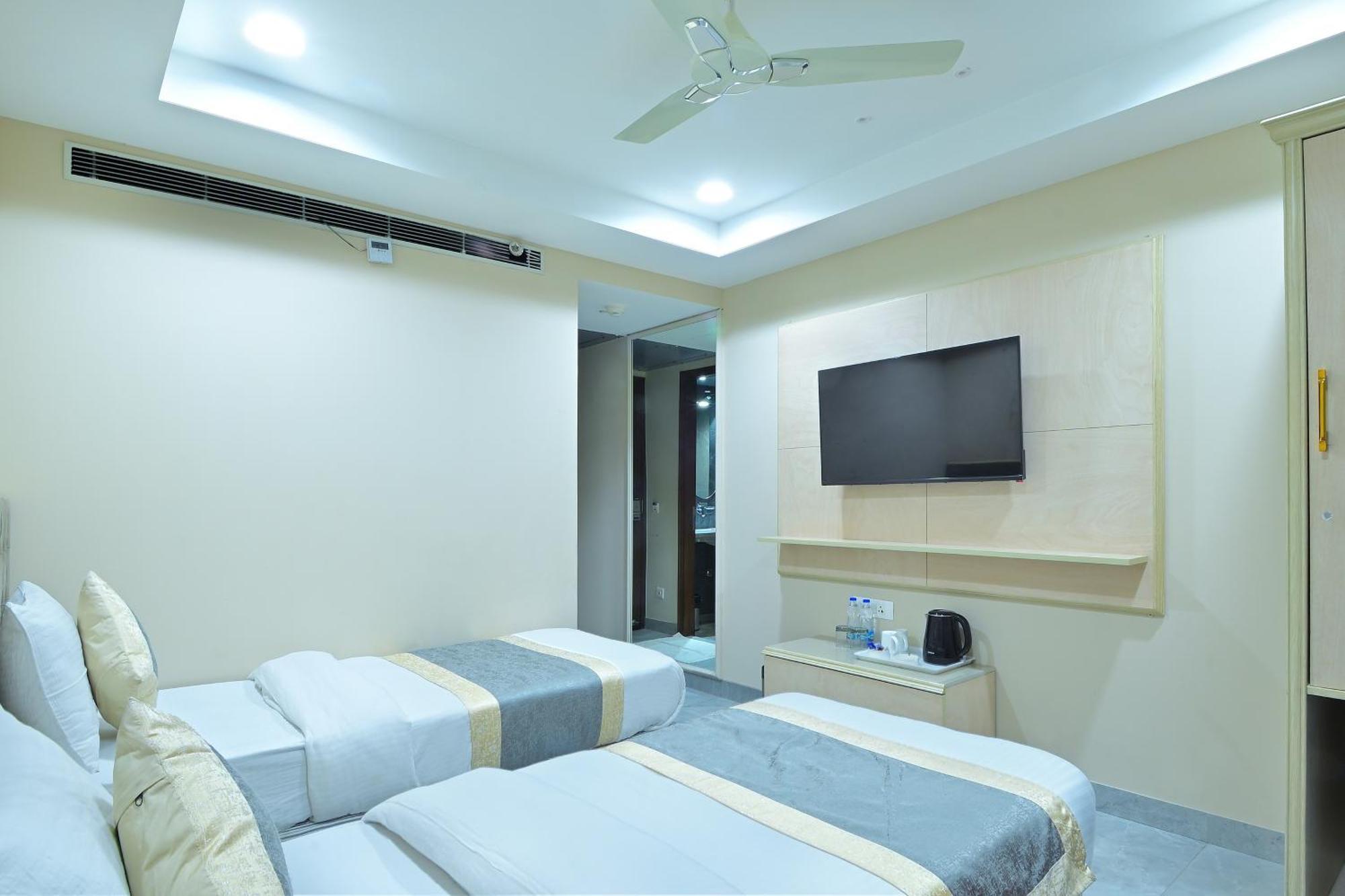 Hotel Sapphire House - 3 Mins Walk From Metro And 5 Mins From Rail Station Нью-Дели Экстерьер фото