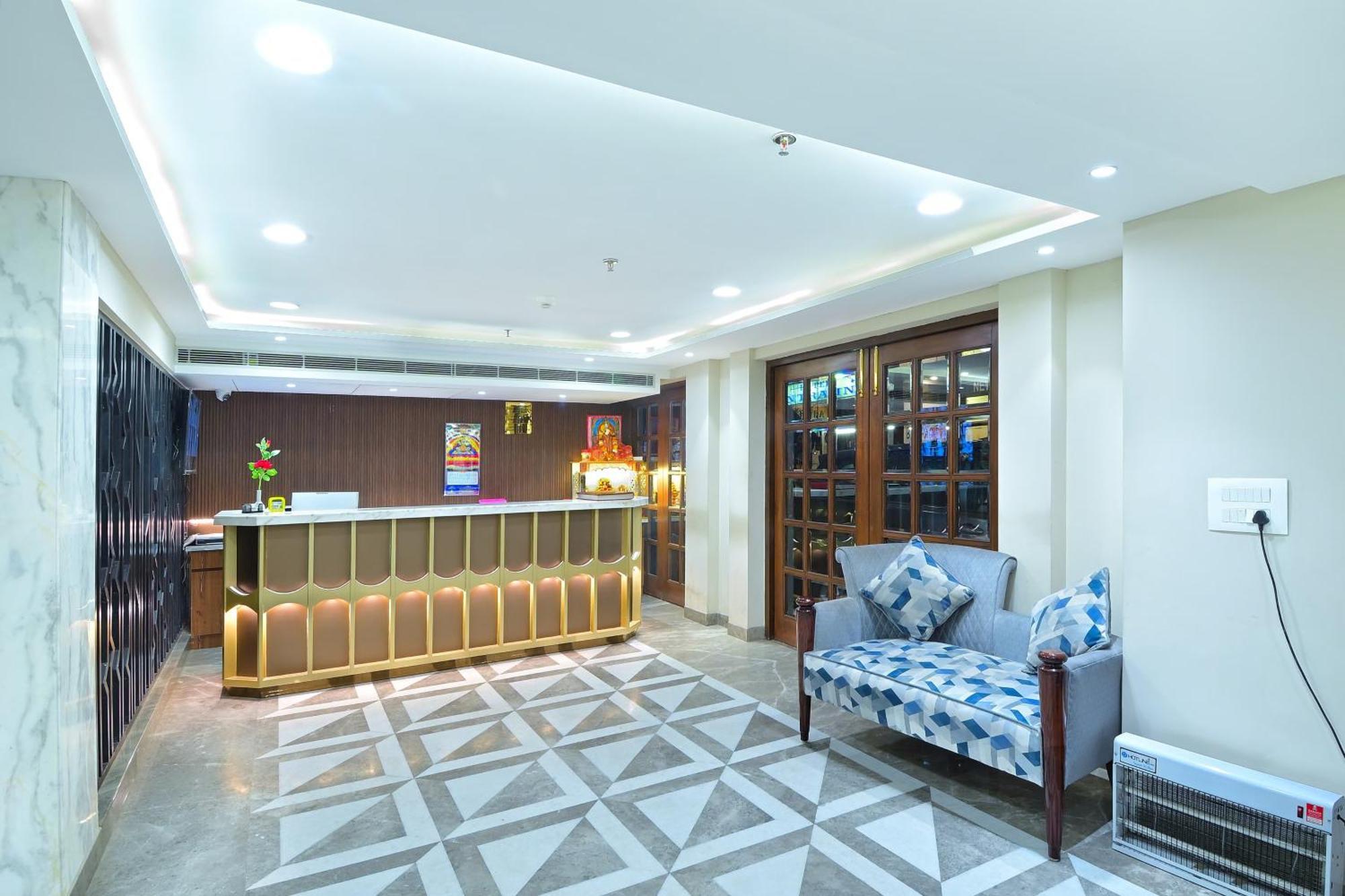 Hotel Sapphire House - 3 Mins Walk From Metro And 5 Mins From Rail Station Нью-Дели Экстерьер фото