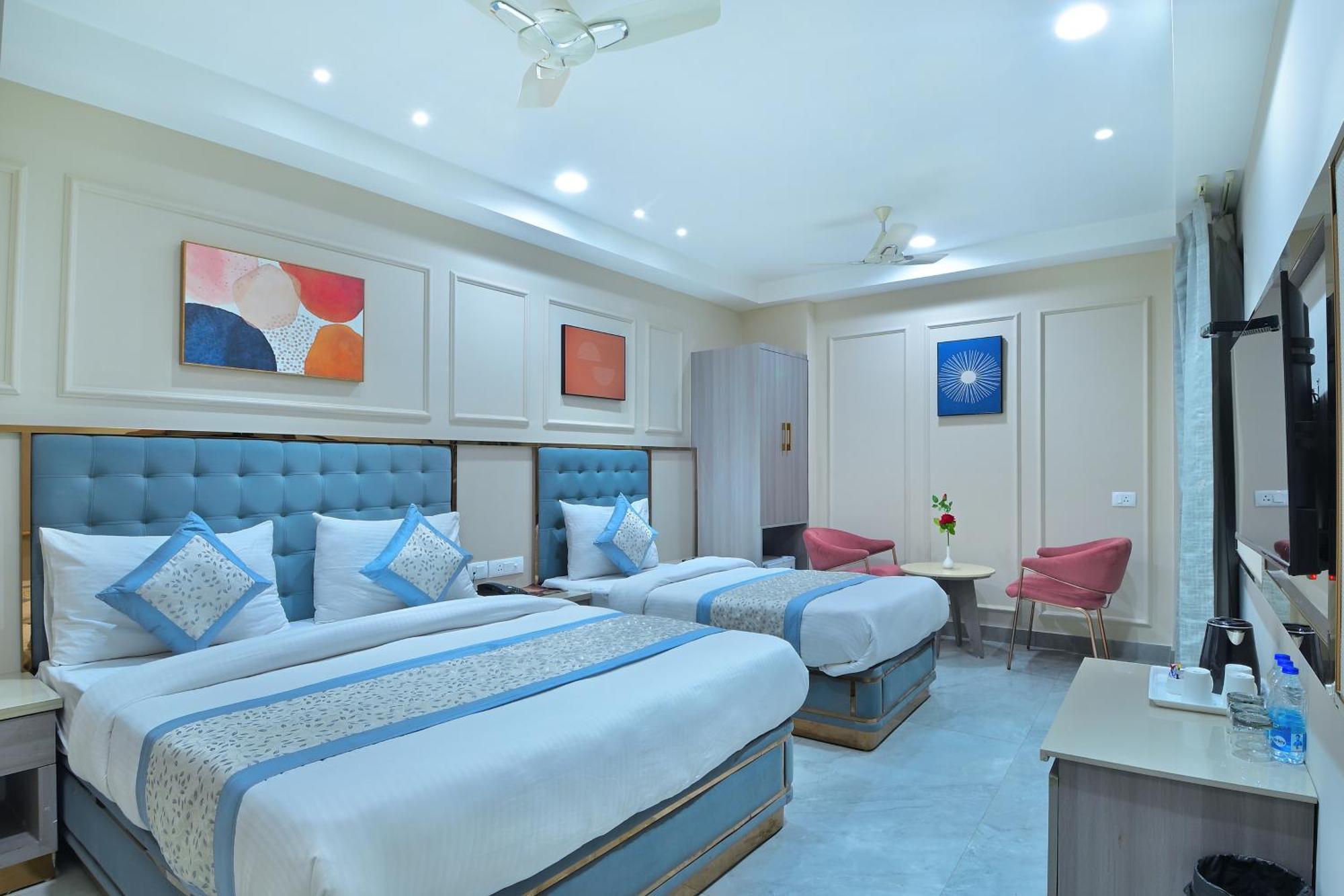 Hotel Sapphire House - 3 Mins Walk From Metro And 5 Mins From Rail Station Нью-Дели Экстерьер фото