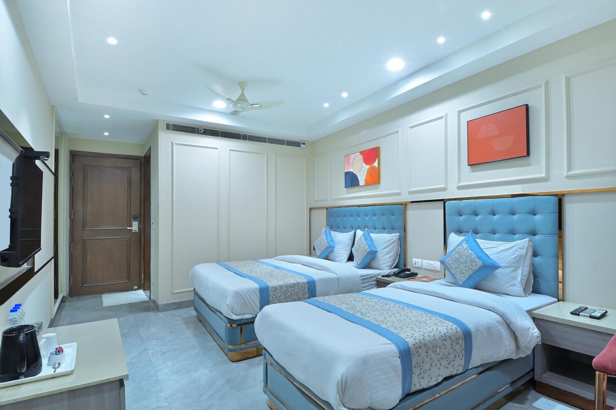 Hotel Sapphire House - 3 Mins Walk From Metro And 5 Mins From Rail Station Нью-Дели Экстерьер фото