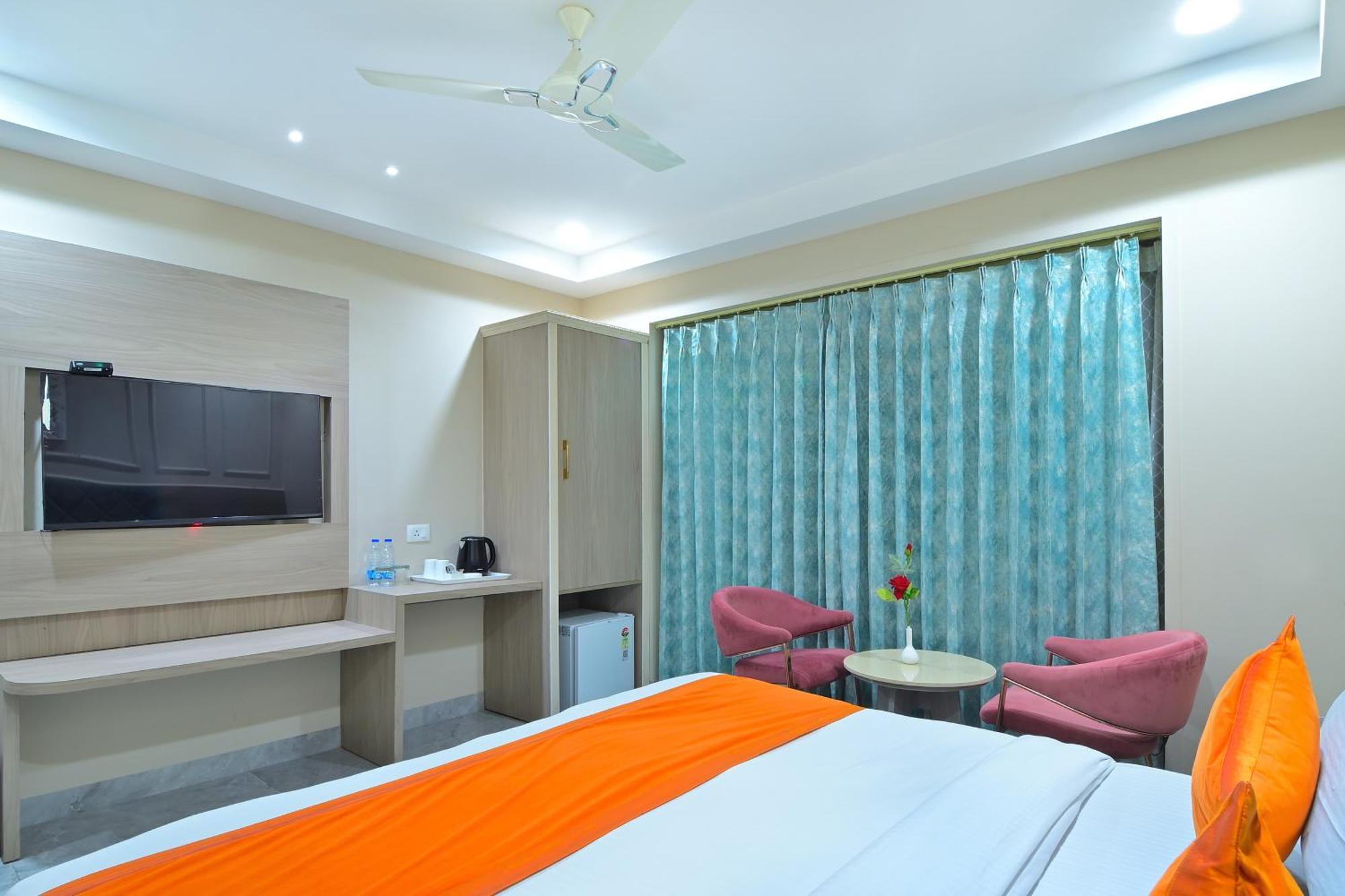 Hotel Sapphire House - 3 Mins Walk From Metro And 5 Mins From Rail Station Нью-Дели Экстерьер фото