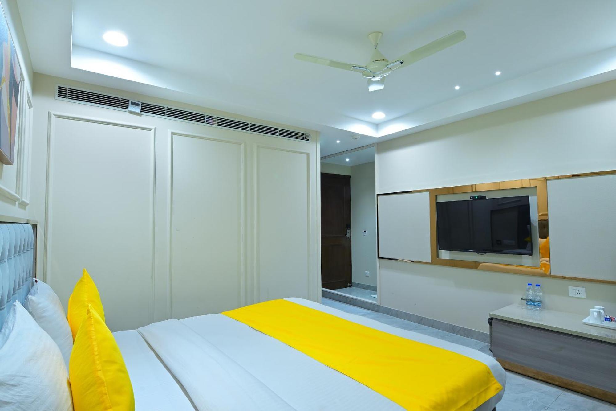 Hotel Sapphire House - 3 Mins Walk From Metro And 5 Mins From Rail Station Нью-Дели Экстерьер фото