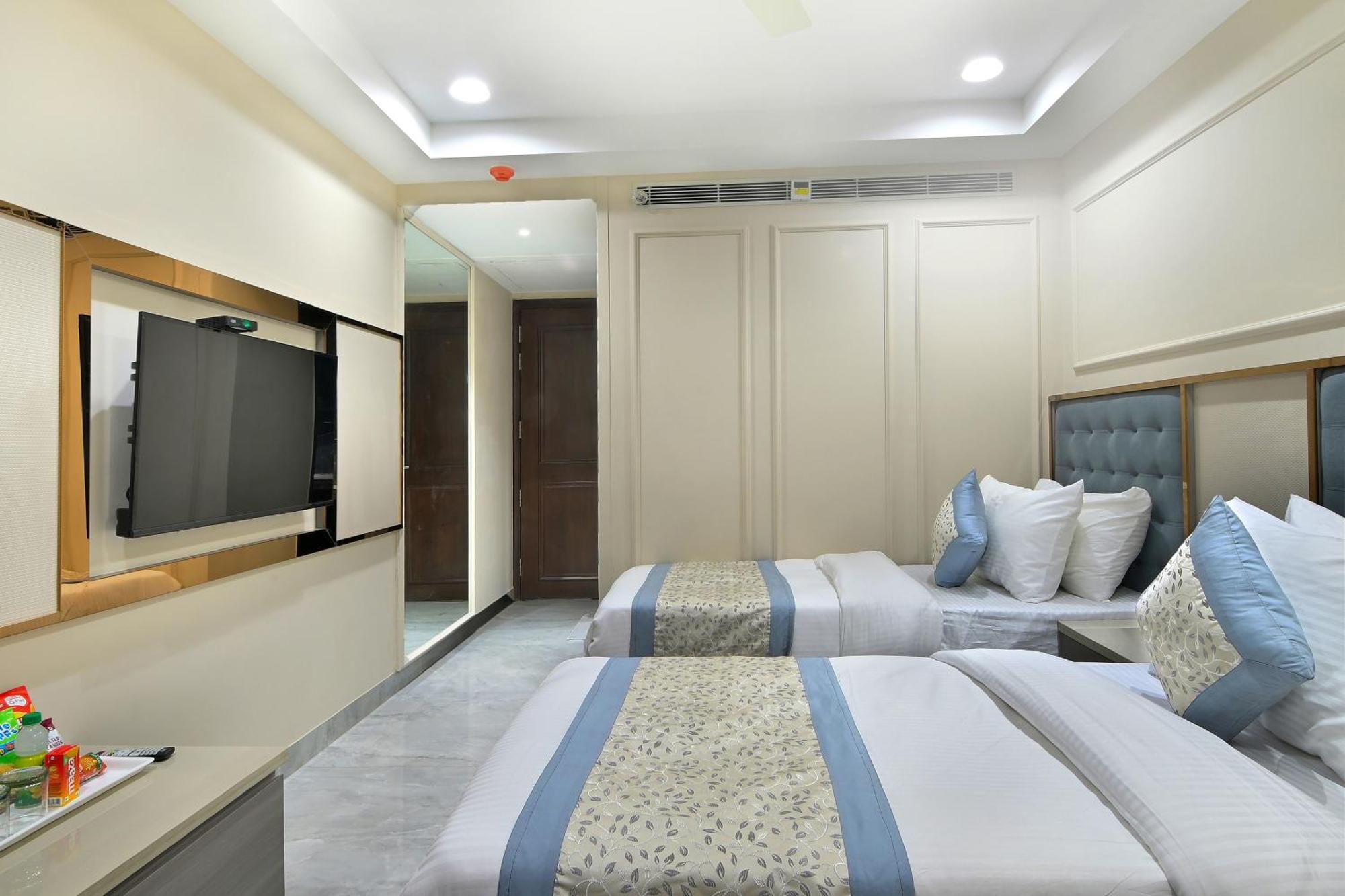 Hotel Sapphire House - 3 Mins Walk From Metro And 5 Mins From Rail Station Нью-Дели Экстерьер фото