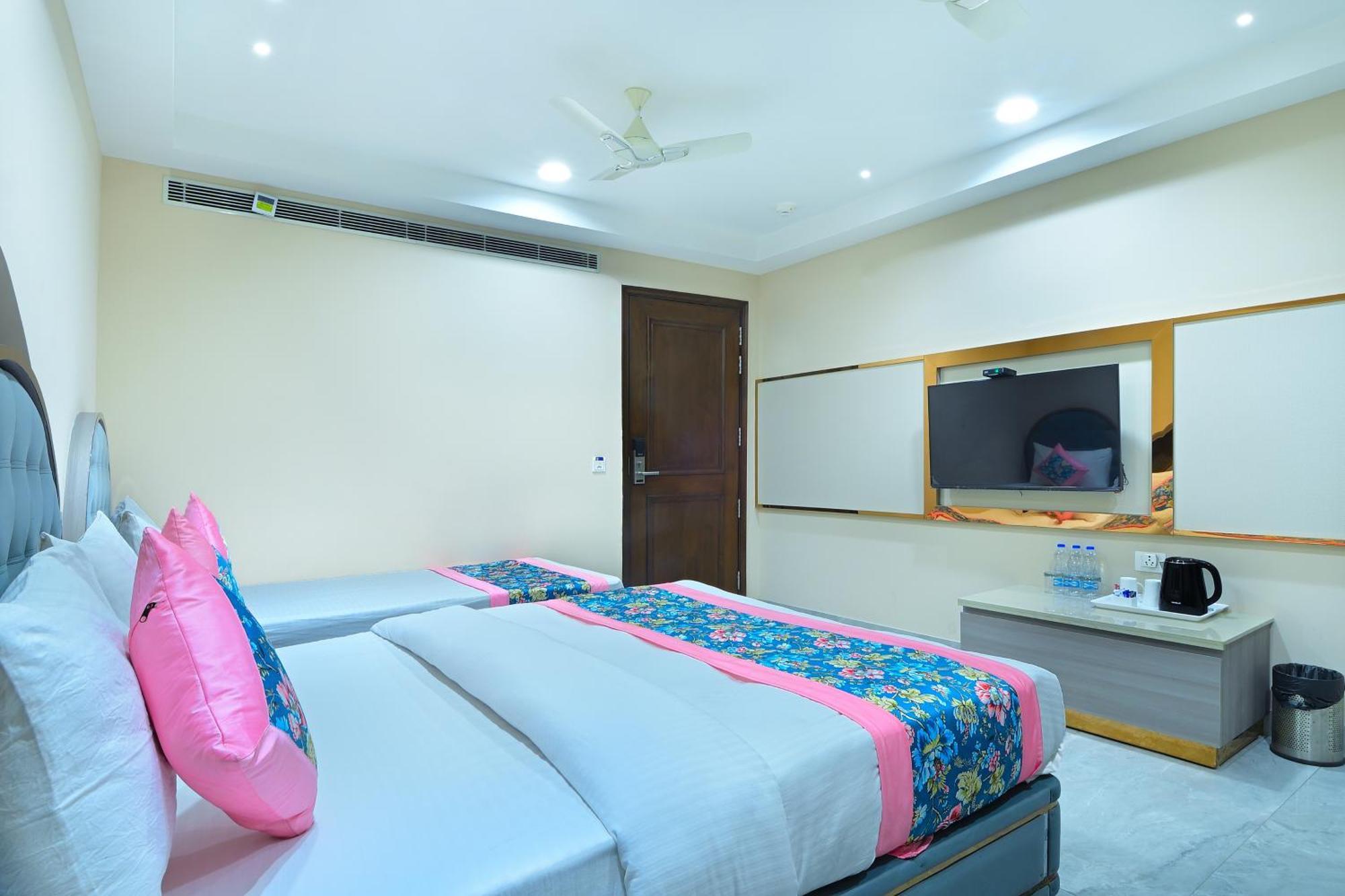 Hotel Sapphire House - 3 Mins Walk From Metro And 5 Mins From Rail Station Нью-Дели Экстерьер фото