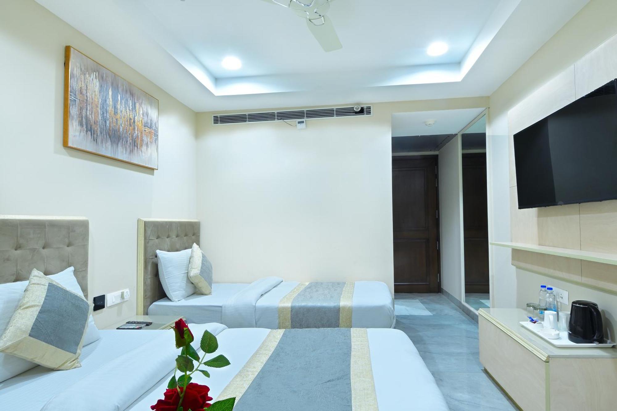 Hotel Sapphire House - 3 Mins Walk From Metro And 5 Mins From Rail Station Нью-Дели Экстерьер фото