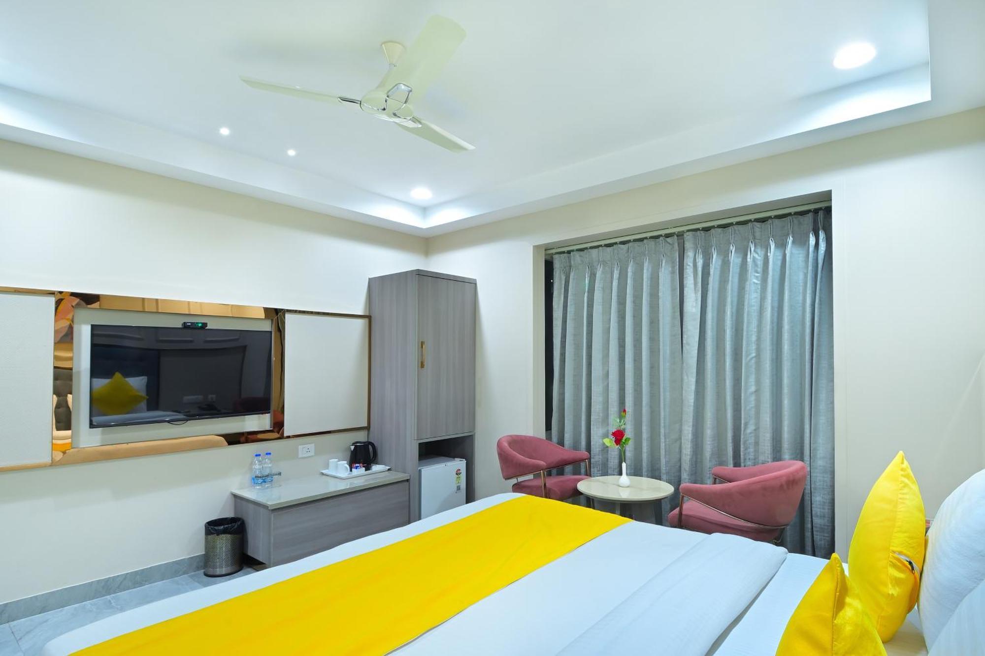 Hotel Sapphire House - 3 Mins Walk From Metro And 5 Mins From Rail Station Нью-Дели Экстерьер фото