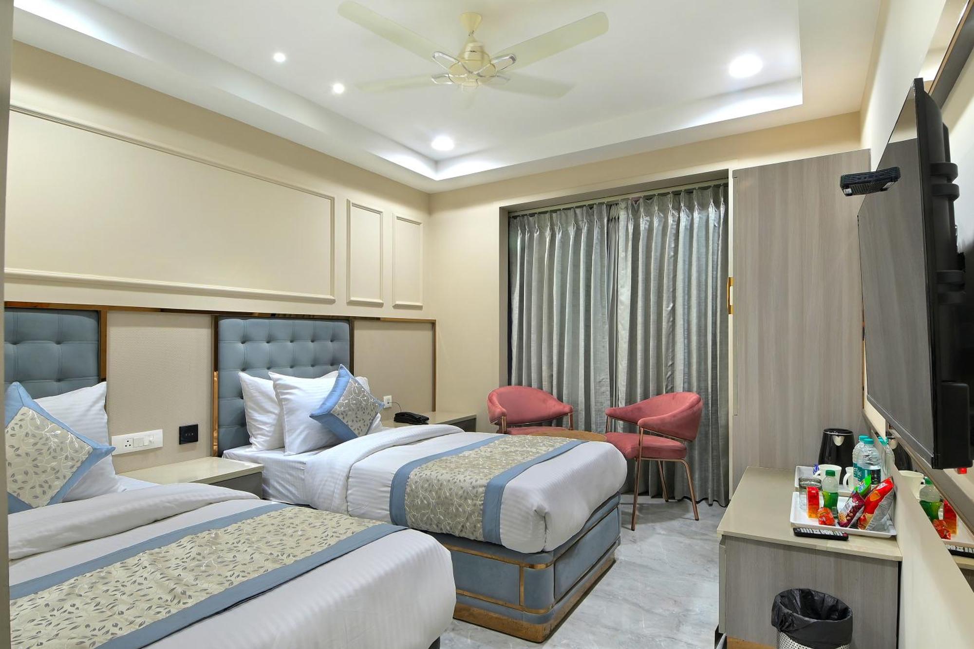Hotel Sapphire House - 3 Mins Walk From Metro And 5 Mins From Rail Station Нью-Дели Экстерьер фото