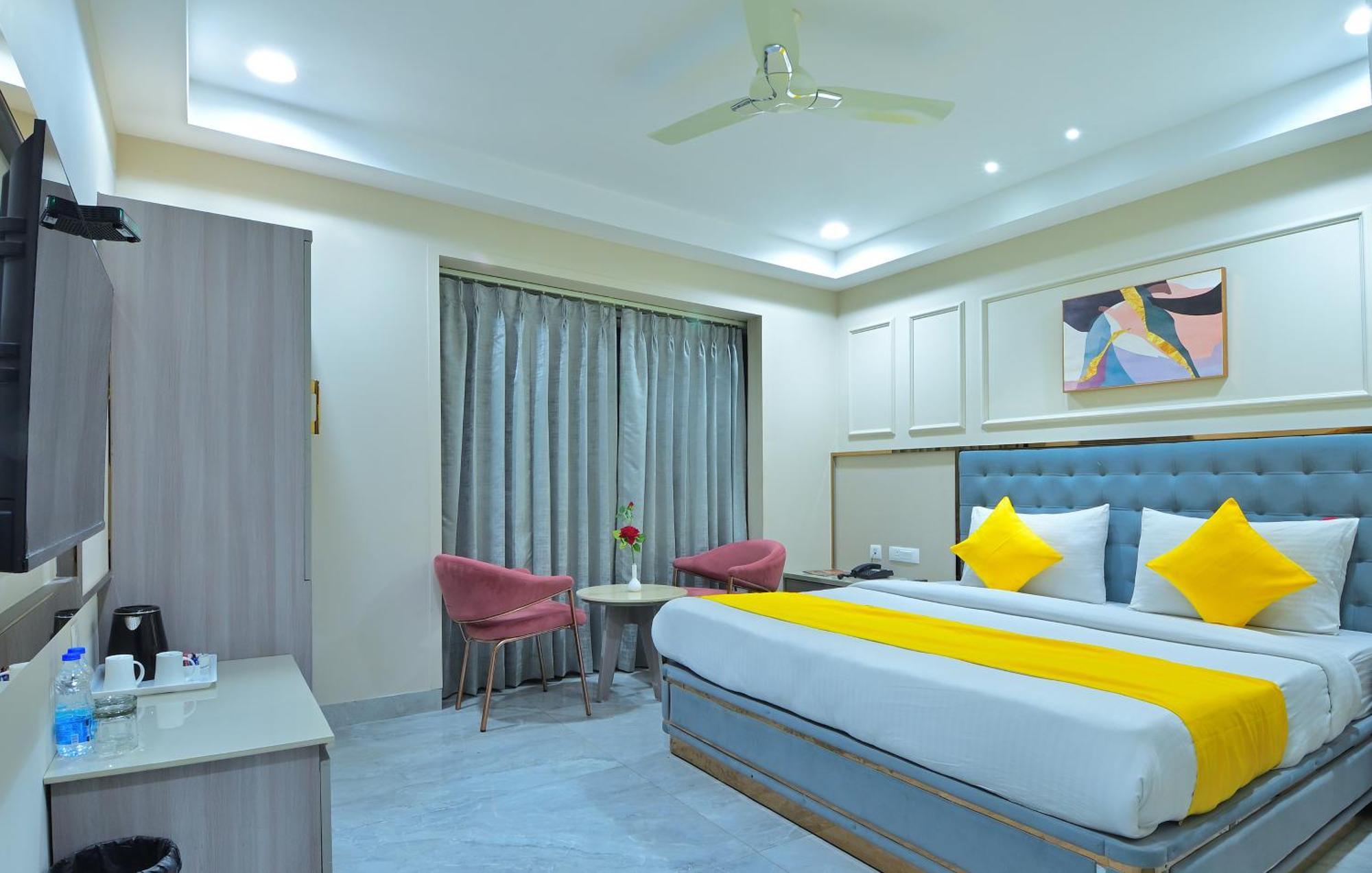 Hotel Sapphire House - 3 Mins Walk From Metro And 5 Mins From Rail Station Нью-Дели Экстерьер фото