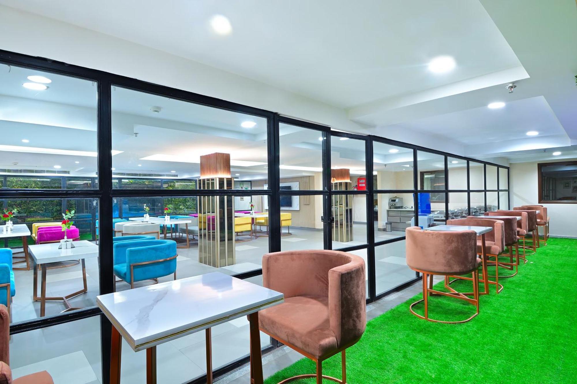 Hotel Sapphire House - 3 Mins Walk From Metro And 5 Mins From Rail Station Нью-Дели Экстерьер фото