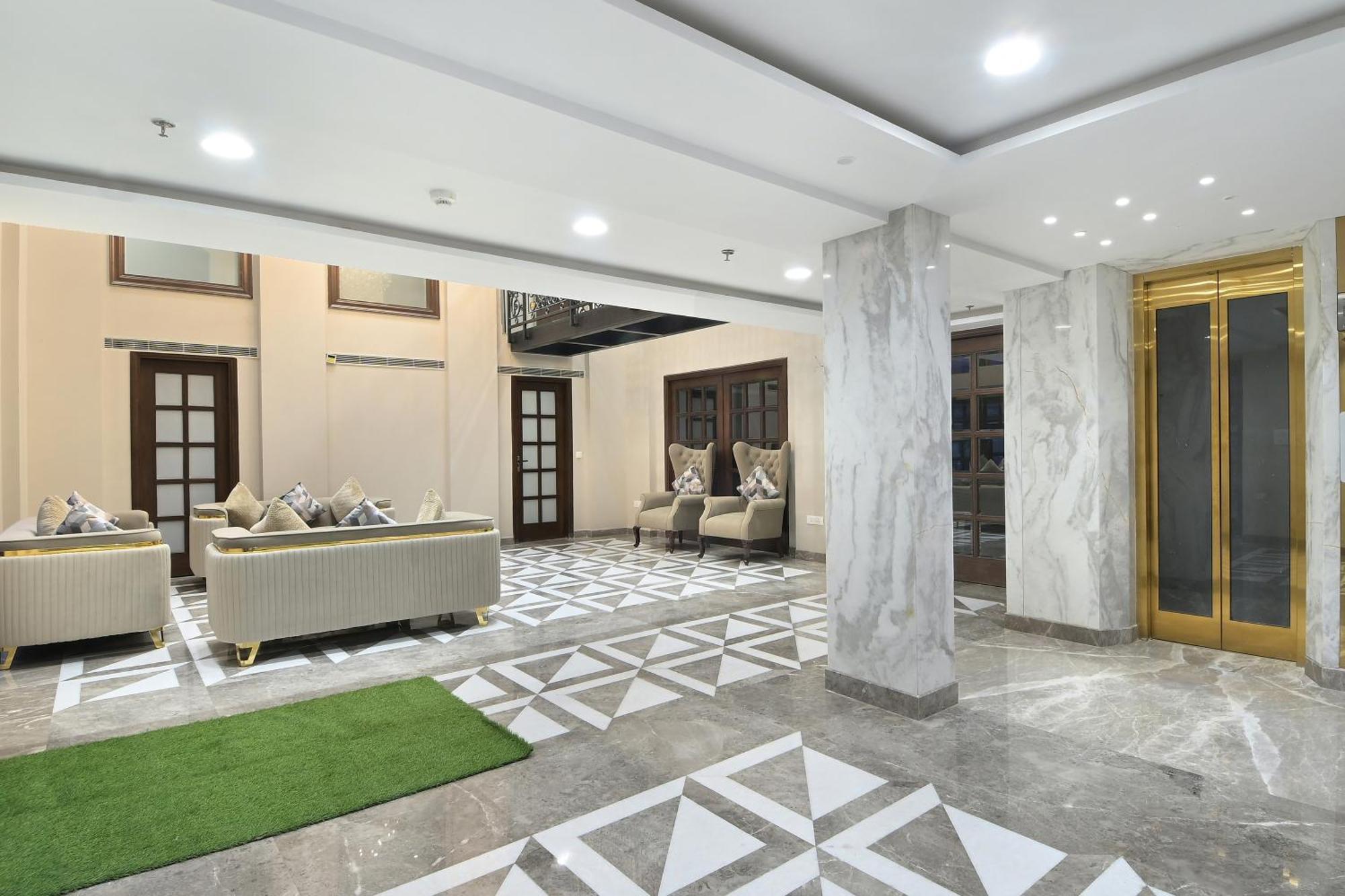 Hotel Sapphire House - 3 Mins Walk From Metro And 5 Mins From Rail Station Нью-Дели Экстерьер фото