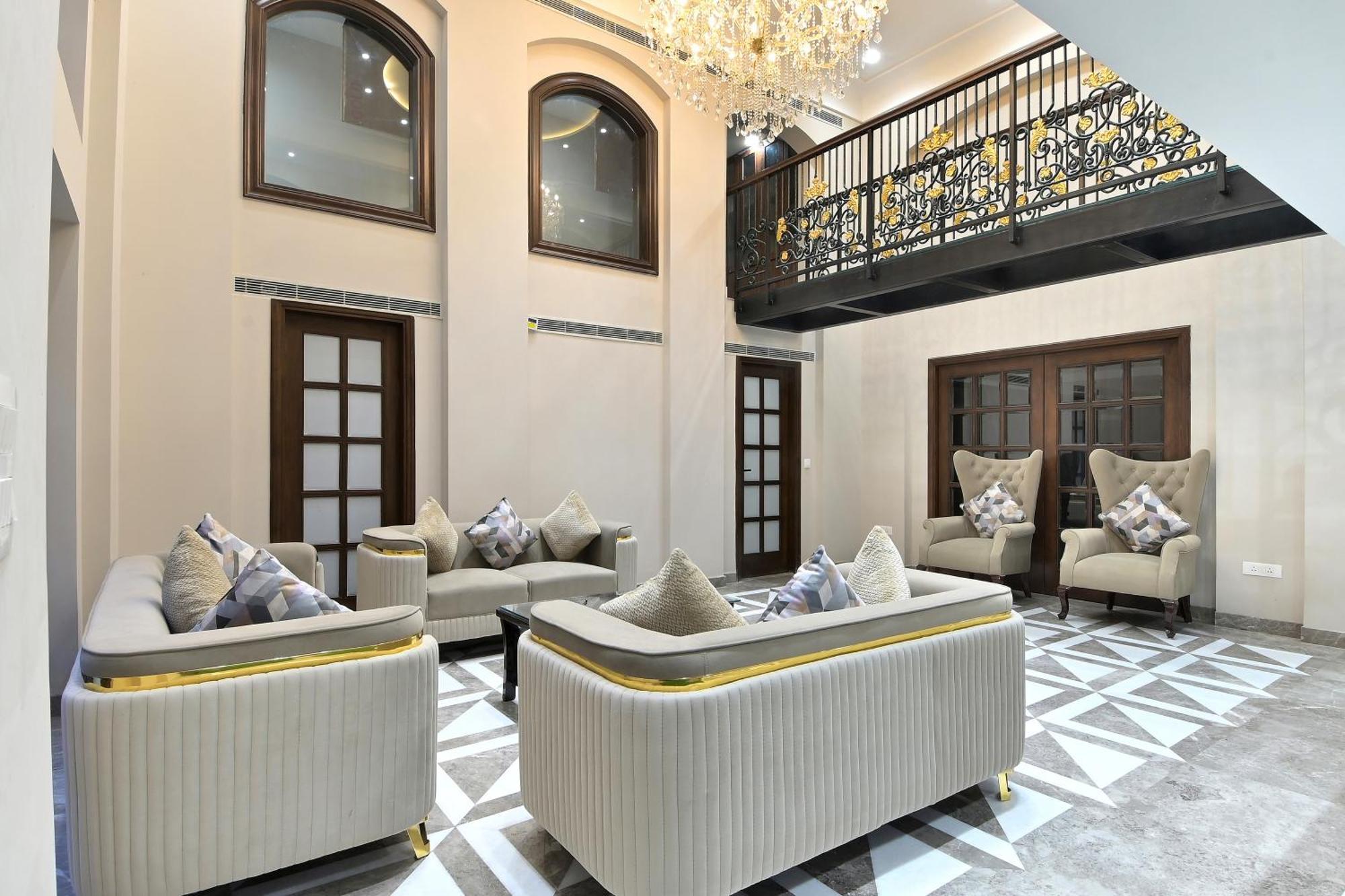 Hotel Sapphire House - 3 Mins Walk From Metro And 5 Mins From Rail Station Нью-Дели Экстерьер фото
